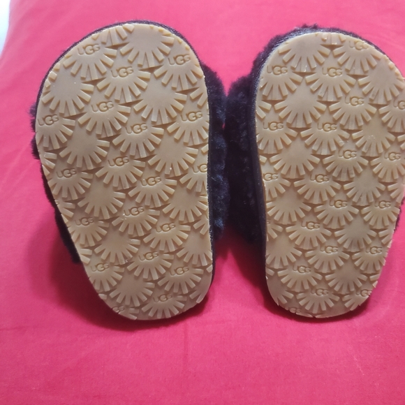 Ugg - Picture 2 of 4